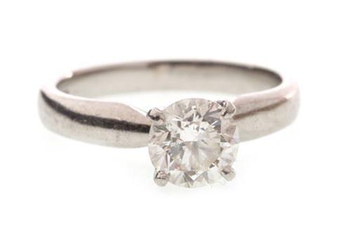 Lot 238 - A DIAMOND SOLITAIRE RING