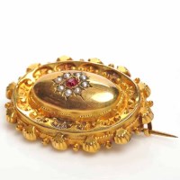 Lot 1934 - VICTORIAN NINE CARAT GOLD CUSHION BROOCH of...