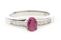 Lot 285 - A RUBY AND DIAMOND RING