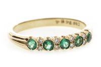 Lot 286 - AN EMERALD AND DIAMOND RING