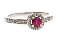 Lot 288 - A RUBY AND DIAMOND RING