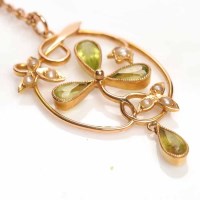 Lot 1942 - EDWARDIAN PERIDOT AND SPLIT PEARL PENDANT of...