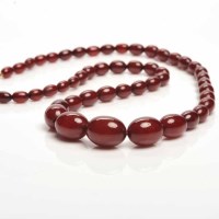 Lot 1946 - GRADUATED BAKELITE BEAD NECKLACE formed by...