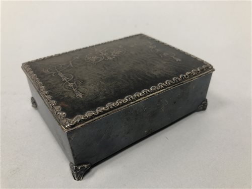 Lot 63 - AN EARLY 20TH CENTURY SILVER AND TORTOISE SHELL BOX