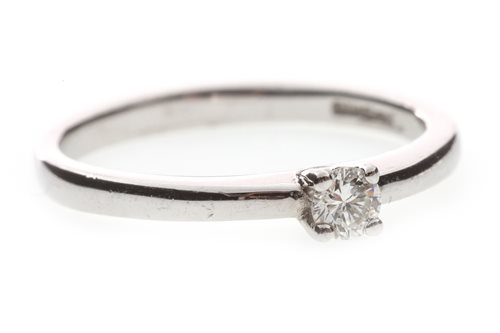 Lot 119 - A DIAMOND SOLITAIRE RING