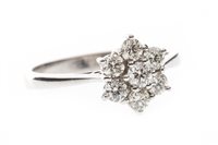 Lot 128 - A DIAMOND CLUSTER RING