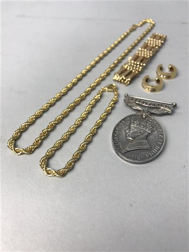 Lot 10 - A GROUP OF GOLD AND COSTUME JEWELLERY