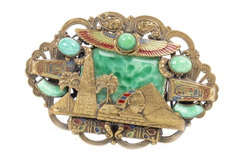 Lot 1810 - AN ATTRACTIVE EGYPTIAN REVIVAL BROOCH