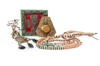 Lot 1812 - AN ELABORATE PRESSED GILT METAL NECKLACE AND OTHER ACCESSORIES