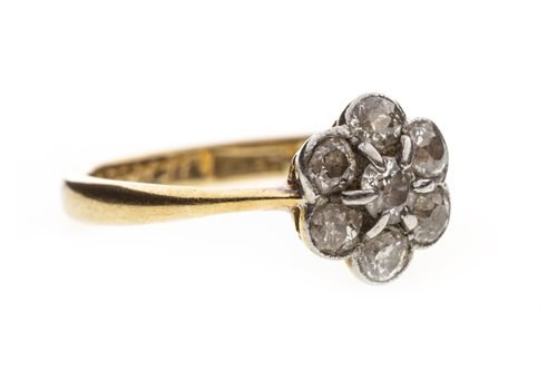Lot 31 - A DIAMOND FLORAL CLUSTER RING
