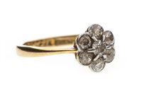 Lot 31 - A DIAMOND FLORAL CLUSTER RING