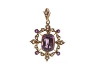 Lot 274 - AN AMETHYST AND SEED PEARL BROOCH PENDANT