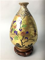Lot 539 - A JAPANESE VASE