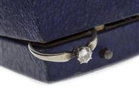 Lot 281 - A DIAMOND SOLITAIRE RING