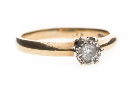 Lot 282 - DIAMOND SOLITAIRE RING