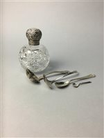 Lot 554 - A SILVER TOPPED PERFUME BOTTLE AND OTHER ITEMS