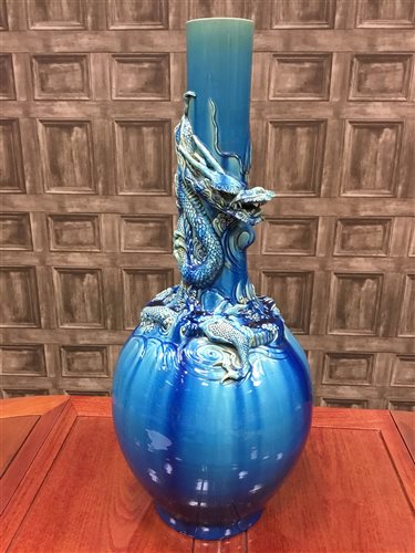 Lot 1193 - AN IMPRESSIVE AND LARGE CHINESE VASE