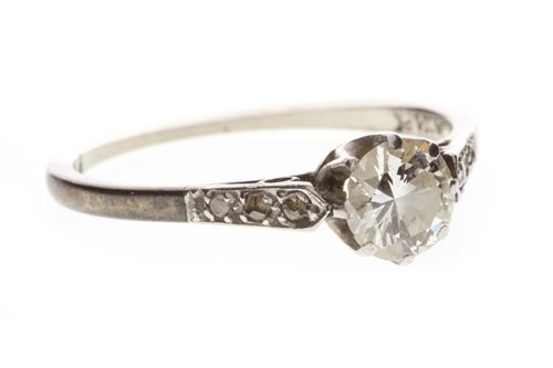 Lot 82 - A DIAMOND SOLITAIRE RING