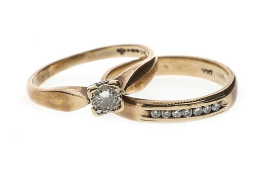 Lot 8 - A DIAMOND SOLITAIRE RING