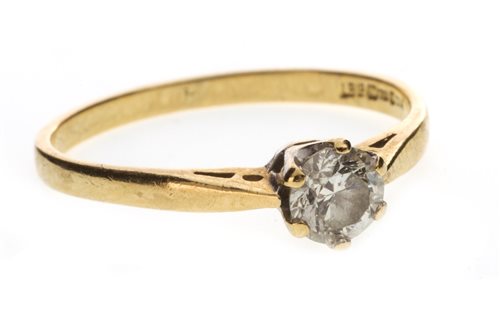 Lot 33 - A DIAMOND SOLITAIRE RING