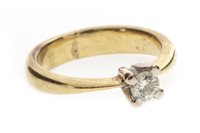 Lot 38 - A DIAMOND SOLITAIRE RING