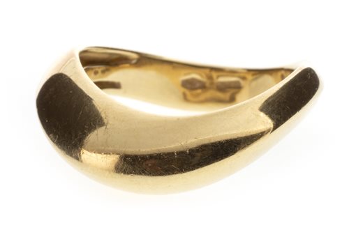 Lot 109 - A SHAPED BAND