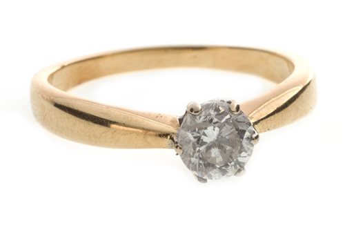 Lot 125 - A DIAMOND SOLITAIRE RING