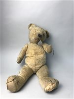 Lot 341 - A VINTAGE TEDDY, A BAYKO LIGHT CONSTRUCTION SET AND NOAH'S ARK WITH ANIMALS