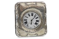 Lot 809 - AN EDWARDIAN SILVER FRAMED TRAVELLING TIMEPIECE