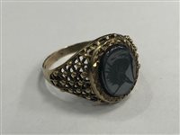 Lot 535 - A GENTLEMAN'S CARVED SIGNET RING