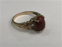 Lot 540 - A GOLD HARDSTONE RING