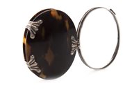 Lot 815 - A TORTOISESHELL AND SILVER MOUNTED MAGNIFYING GLASS