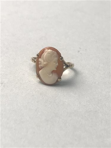 Lot 9 - A GOLD CAMEO RING
