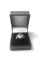 Lot 18 - AN AMETHYST AND DIAMOND RING