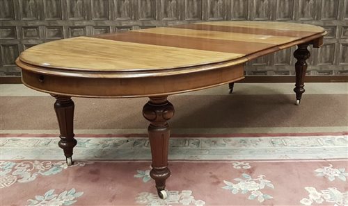 Lot 925 - A VICTORIAN MAHOGANY EXTENDING DINING TABLE