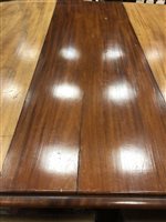 Lot 925 - A VICTORIAN MAHOGANY EXTENDING DINING TABLE