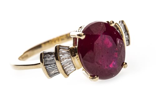 Lot 167 - A RUBY AND DIAMOND RING