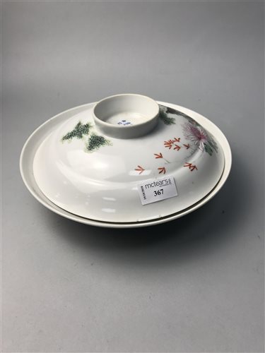 Lot 367 - A CHINESE LIDDED BOWL