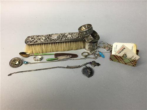 Lot 21 - A SILVER MOUNTED BRUSH, JEWELLERY AND NAPKIN RINGS