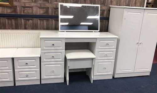 Lot 204 - A MODERN WHITE BEDROOM SUITE