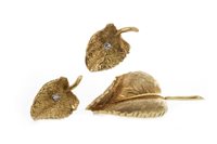 Lot 83 - A GOLD LEAF BROOCH AND EARRINGS