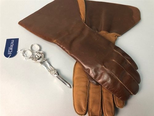 Lot 187 - A PAIR OF LEATHER DRIVING GLOVES AND GRAPE SCISSORS
