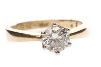 Lot 20 - A DIAMOND SOLITAIRE RING