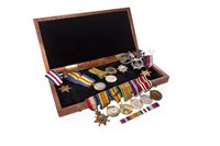 Lot 951 - A GROUP OF WAR MEDALS AND BADGES