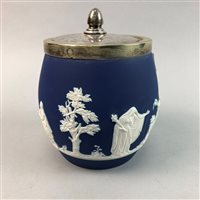 Lot 330 - A WEDGWOOD BISCUIT BARREL AND OTHER ITEMS