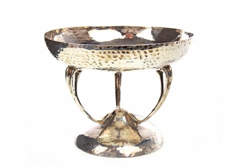 Lot 839 - AN EDWARDIAN ARTS & CRAFTS HAMMERED SILVER TAZZA