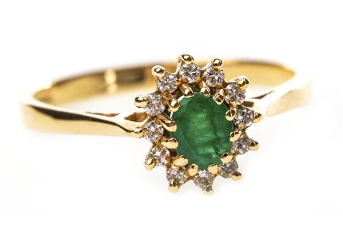 Lot 91 - AN EMERALD AND DIAMOND RING