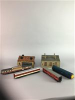 Lot 28 - HORNBY RAILWAYS R414 OPERATING TURNTABLE SET WITH CARRIAGES AND ACCESSORIES