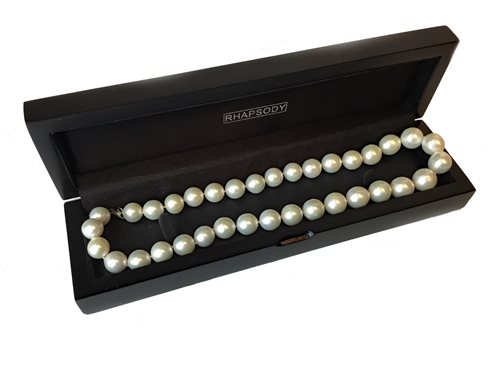 Lot 38 - A LARGE PEARL NECKLACE
