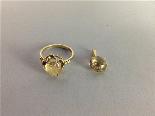 Lot 165 - A YELLOW GEM SET RING WITH A MATCHING PENDANT